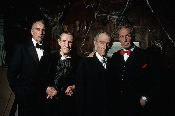 (Lee con Cushing, Carradine e Price sul set di House Of The Long Shadows - 1983 London Cannon Films)
